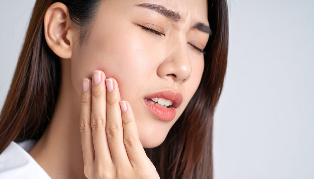 根管治療後に痛みを感じている女性