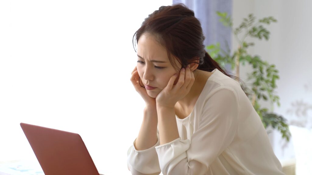 根管治療の痛みに不安を感じている女性