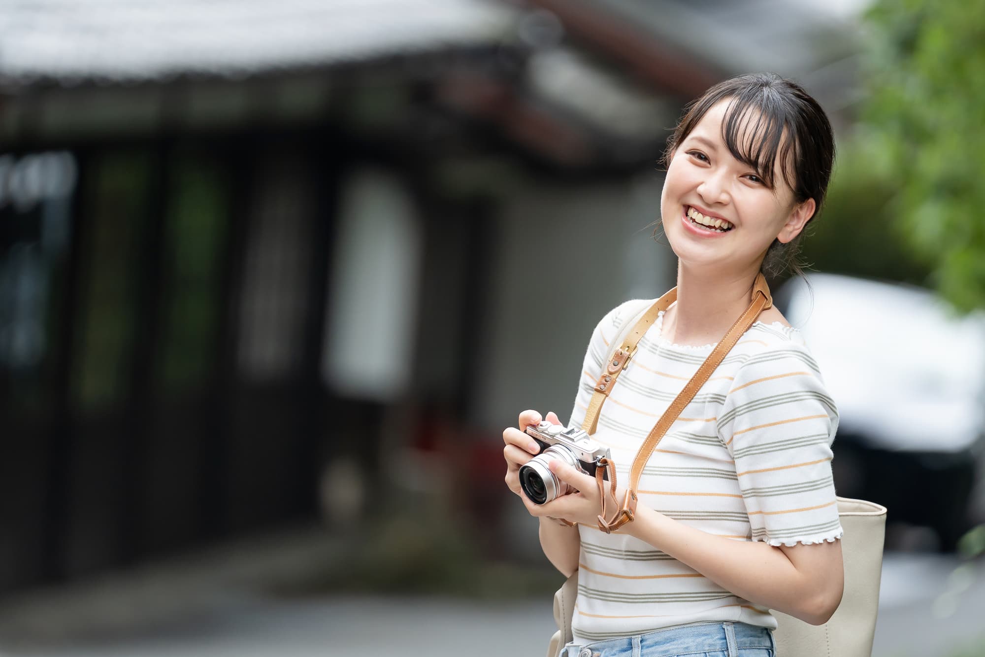 マウスピース矯正中の口臭を治して笑顔の女性