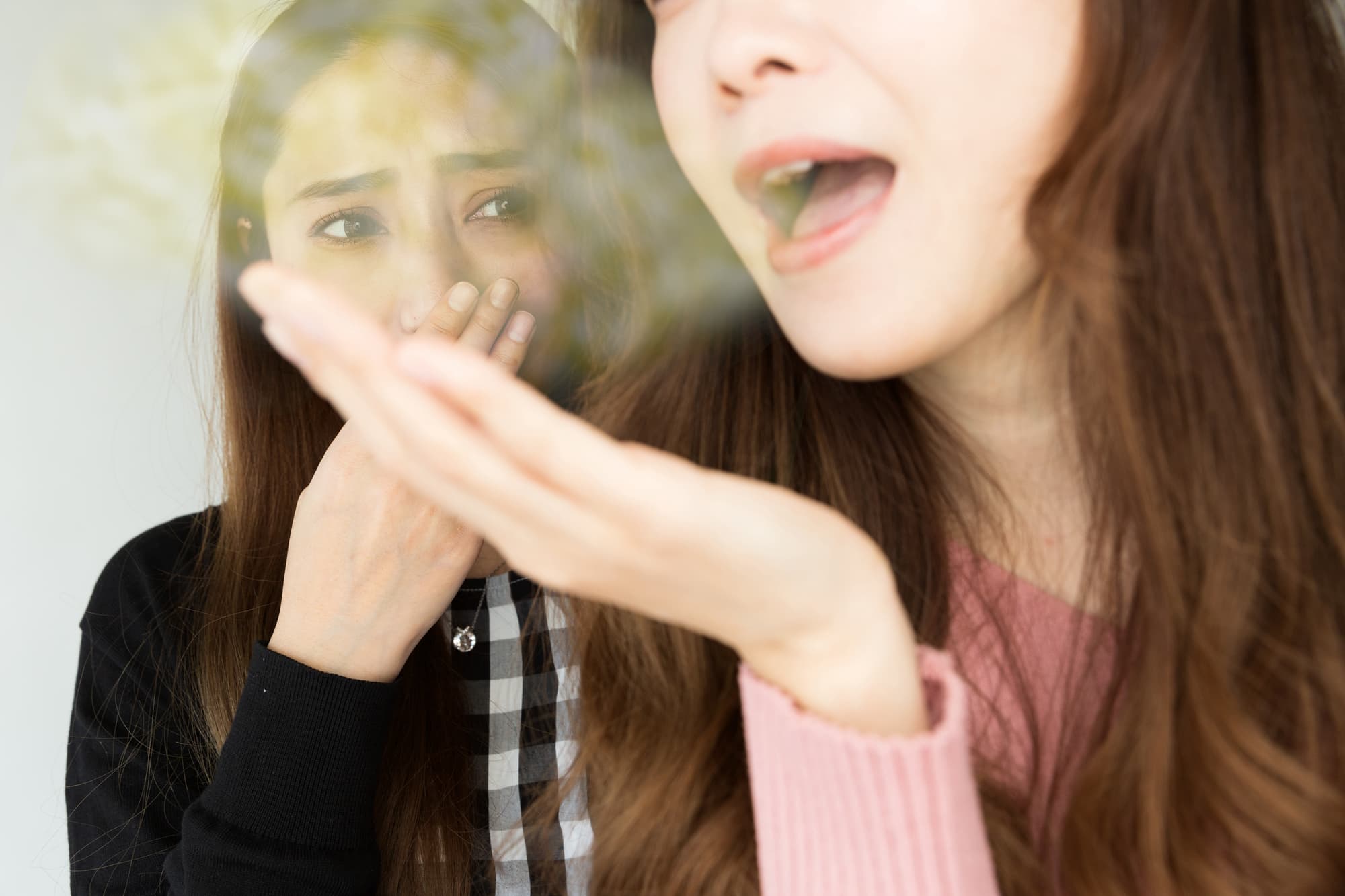 マウスピース矯正中に口臭が出た女性に困り顔の友人