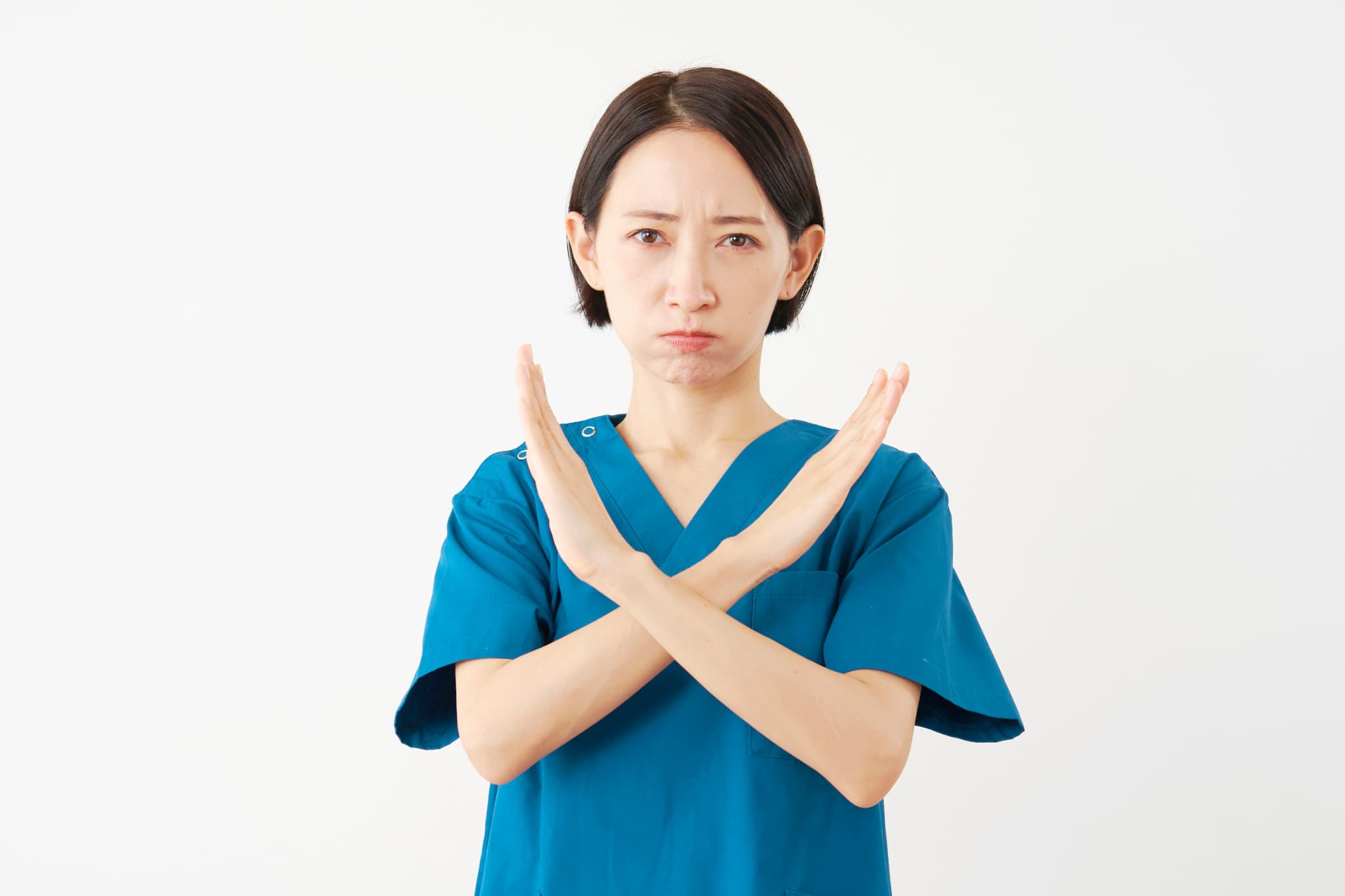 マウスピース矯正が向かないケースを紹介する歯科医師の女性