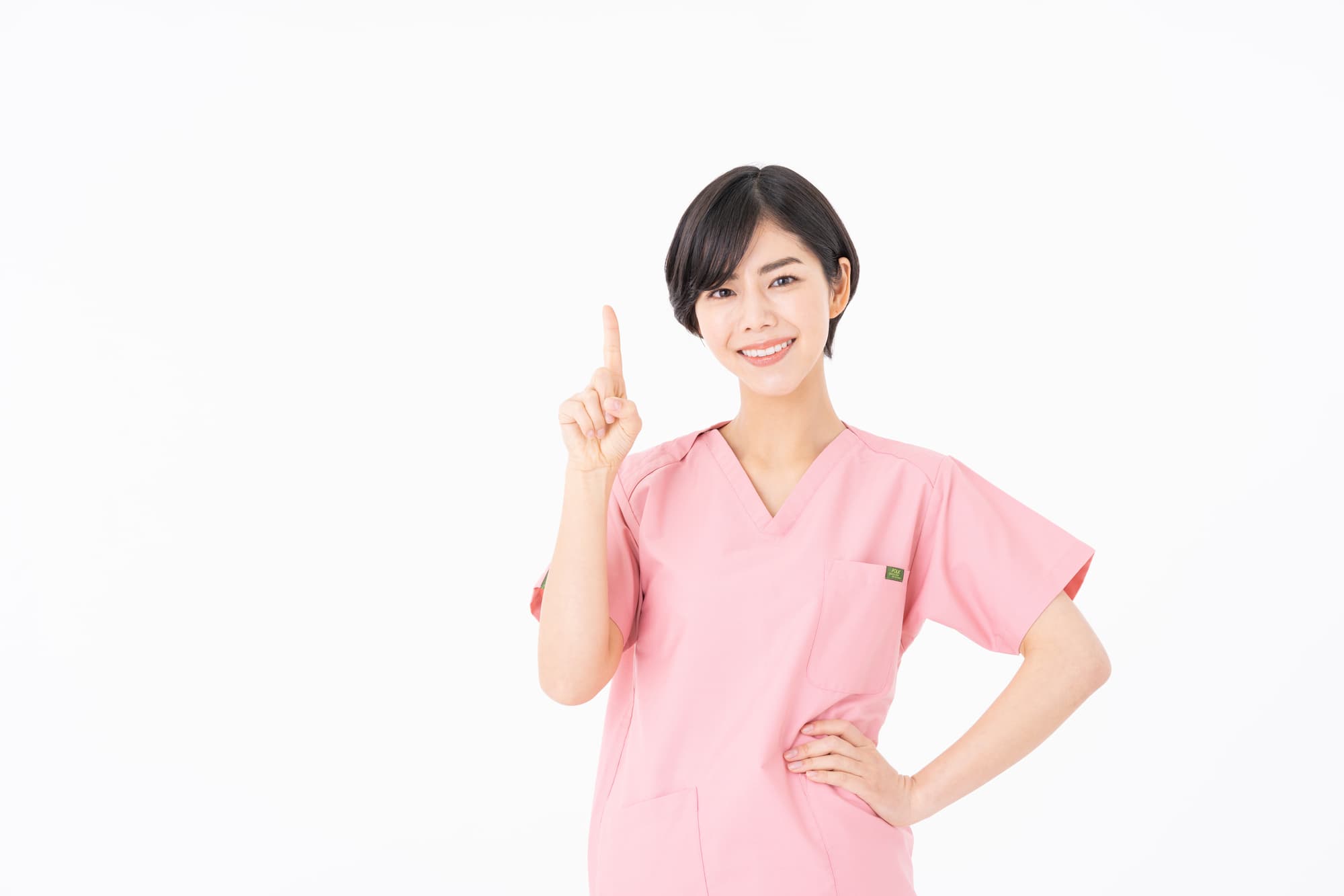 歯ぎしりが起こる原因を紹介する歯科医師の女性