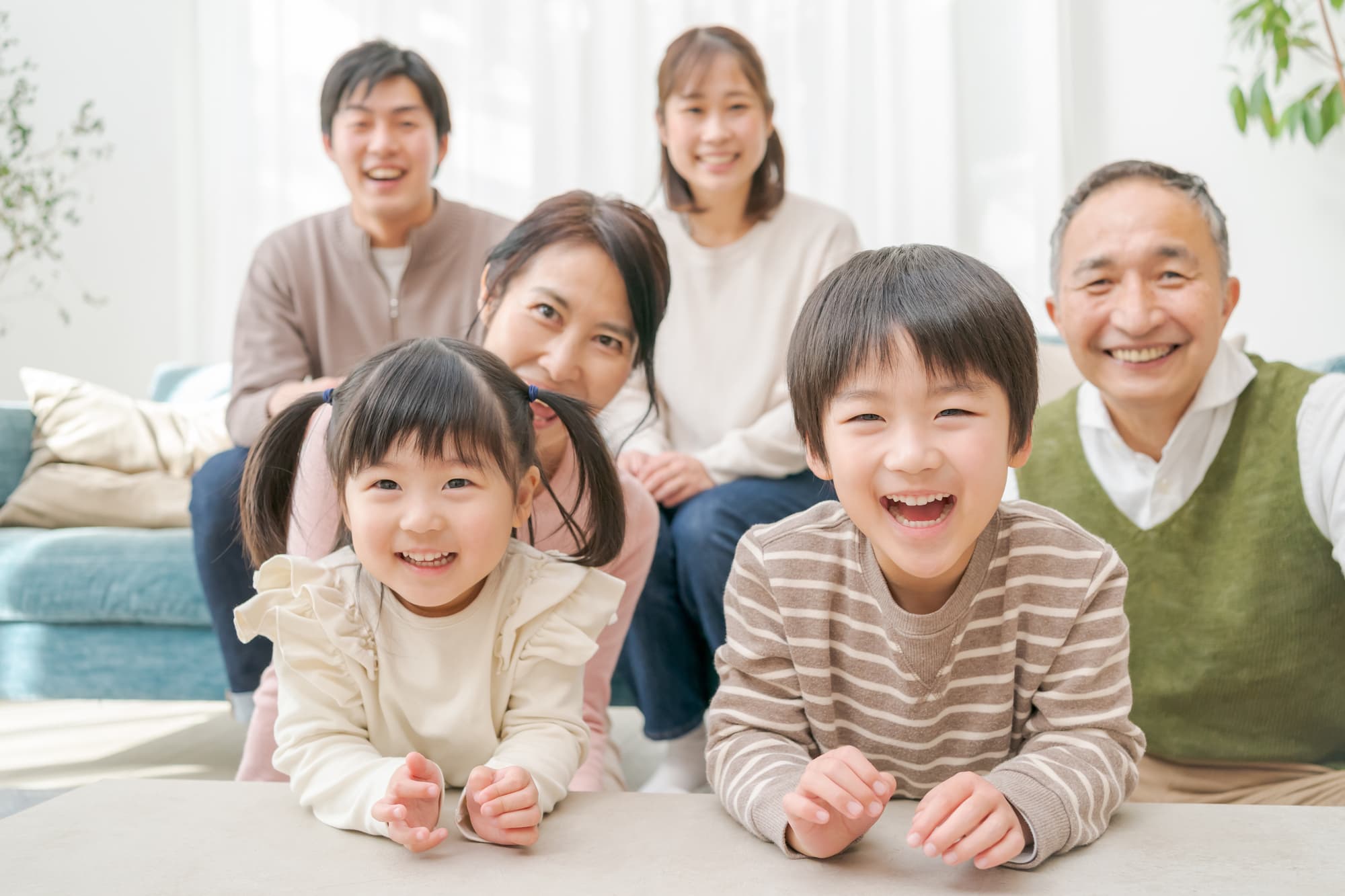笑顔の二人の子どもと家族
