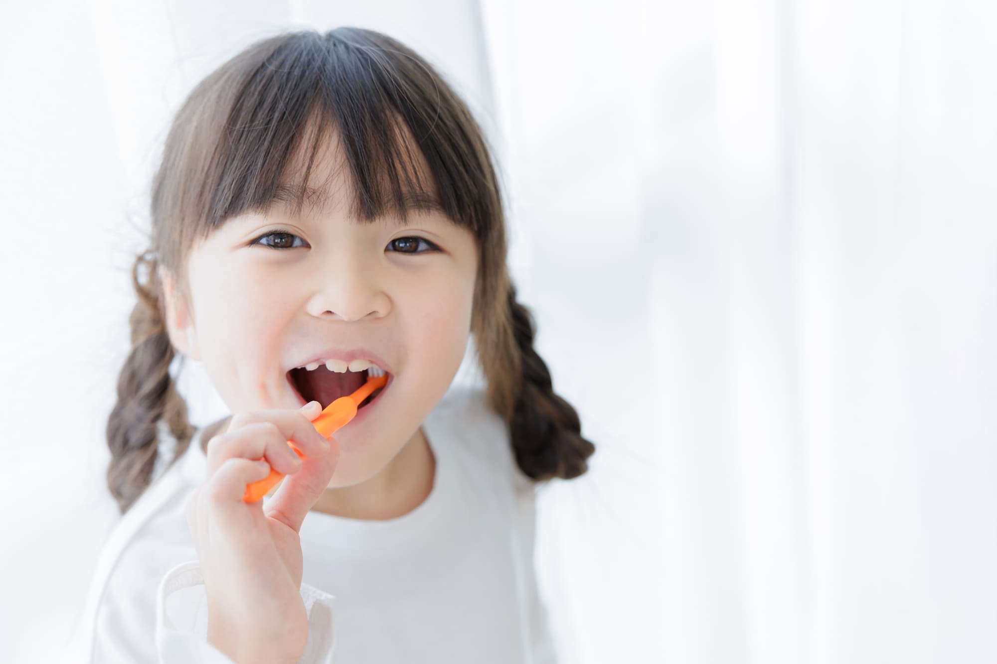 自分で歯磨きする子ども