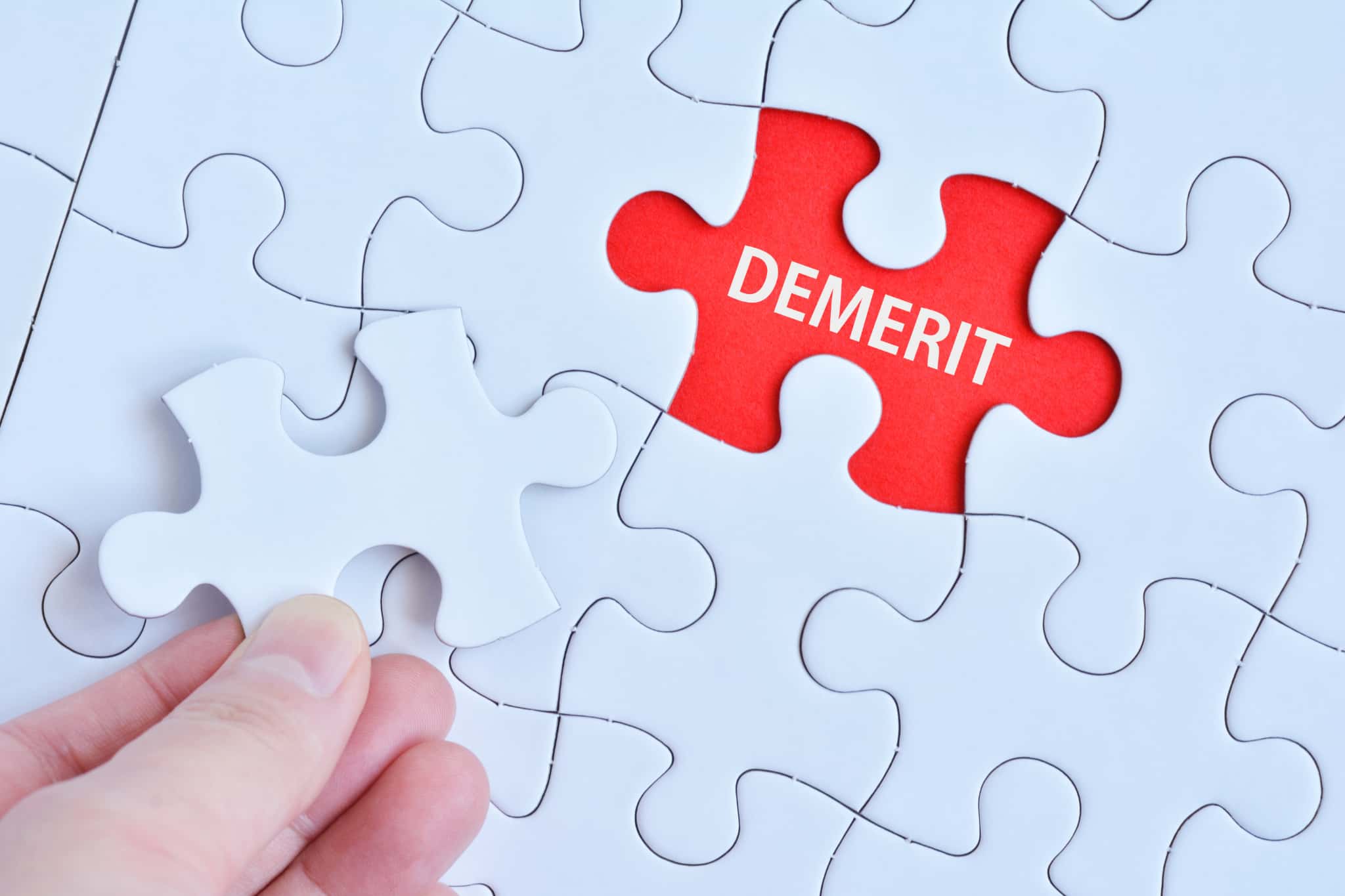 歯列矯正のデメリットを説明するイメージ