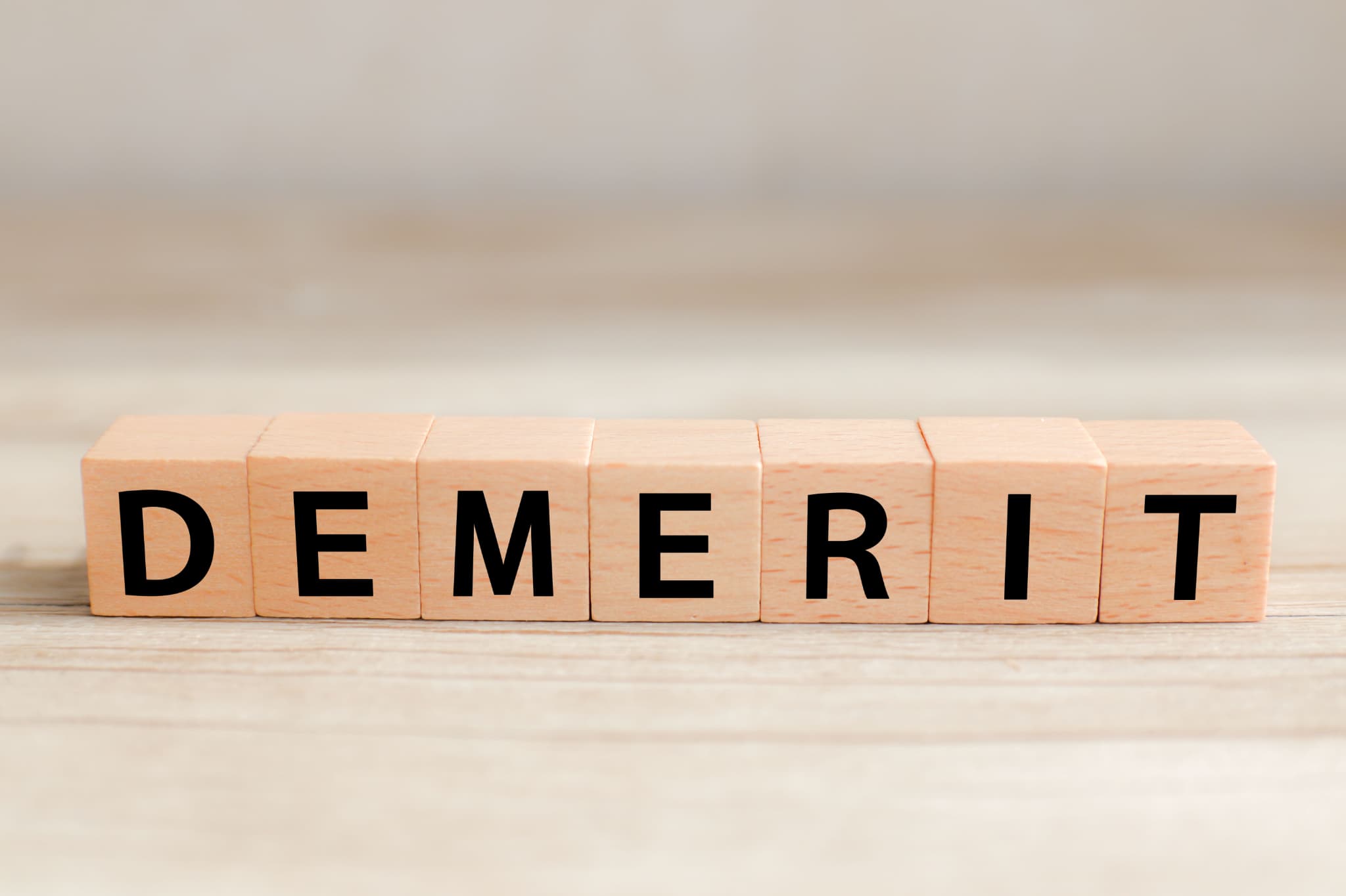 審美歯科で前歯を治療するデメリットのイメージ