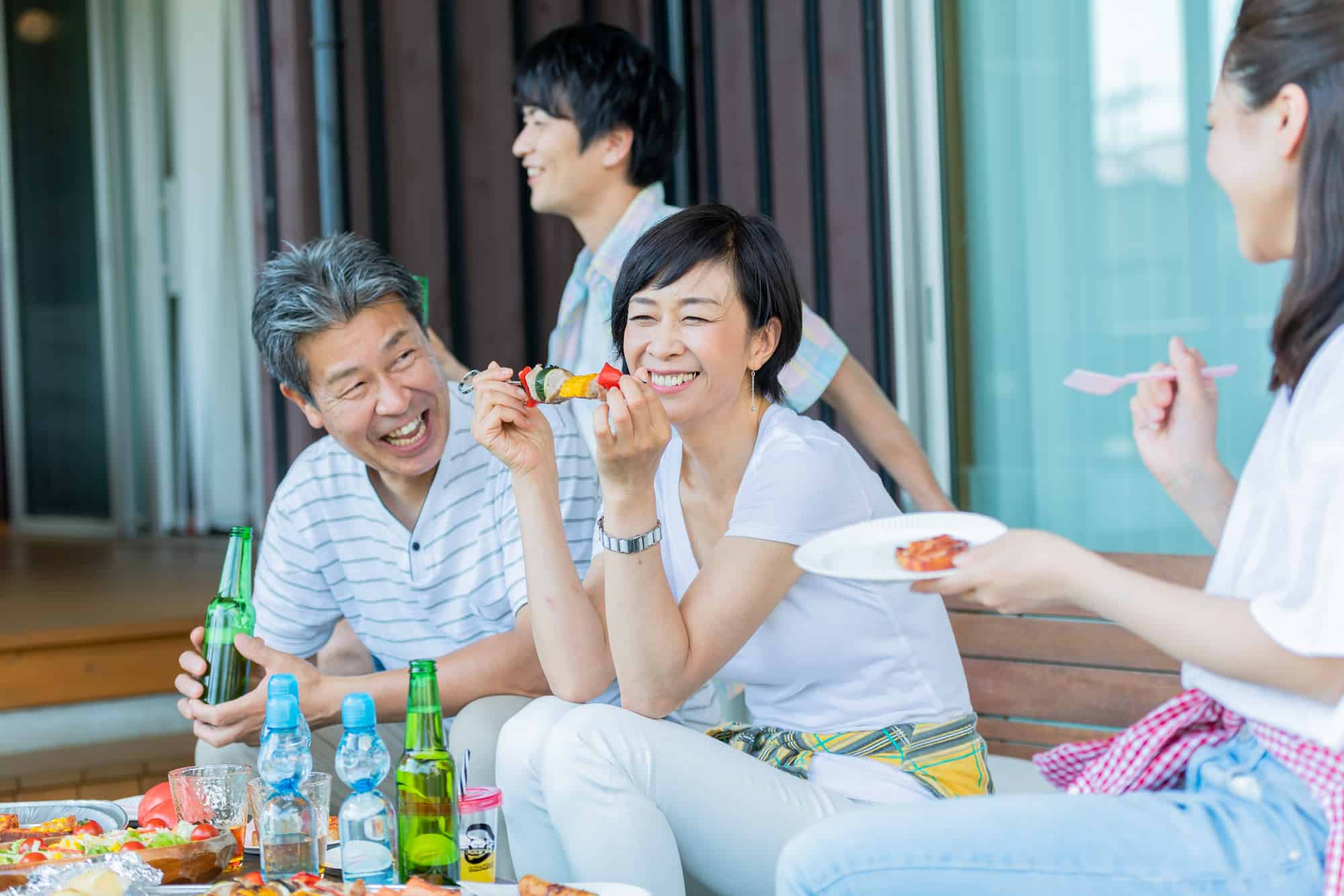骨造成をしてインプラント治療をした女性が食事を楽しむ様子