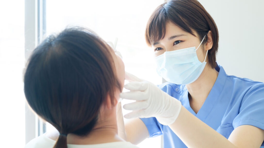 銀歯をセラミック治療するにあたり口の中を検診する歯医者