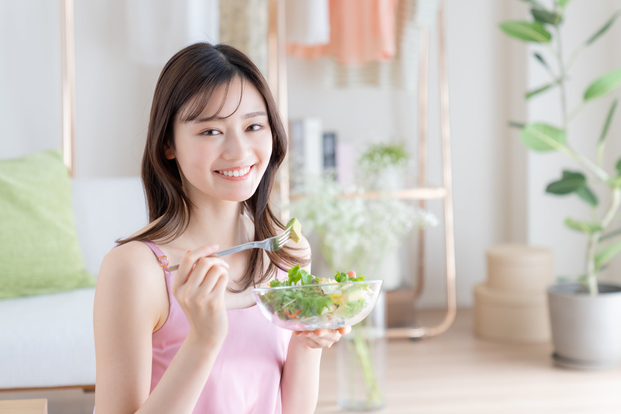 親知らずを抜き快適に食事をいただく女性