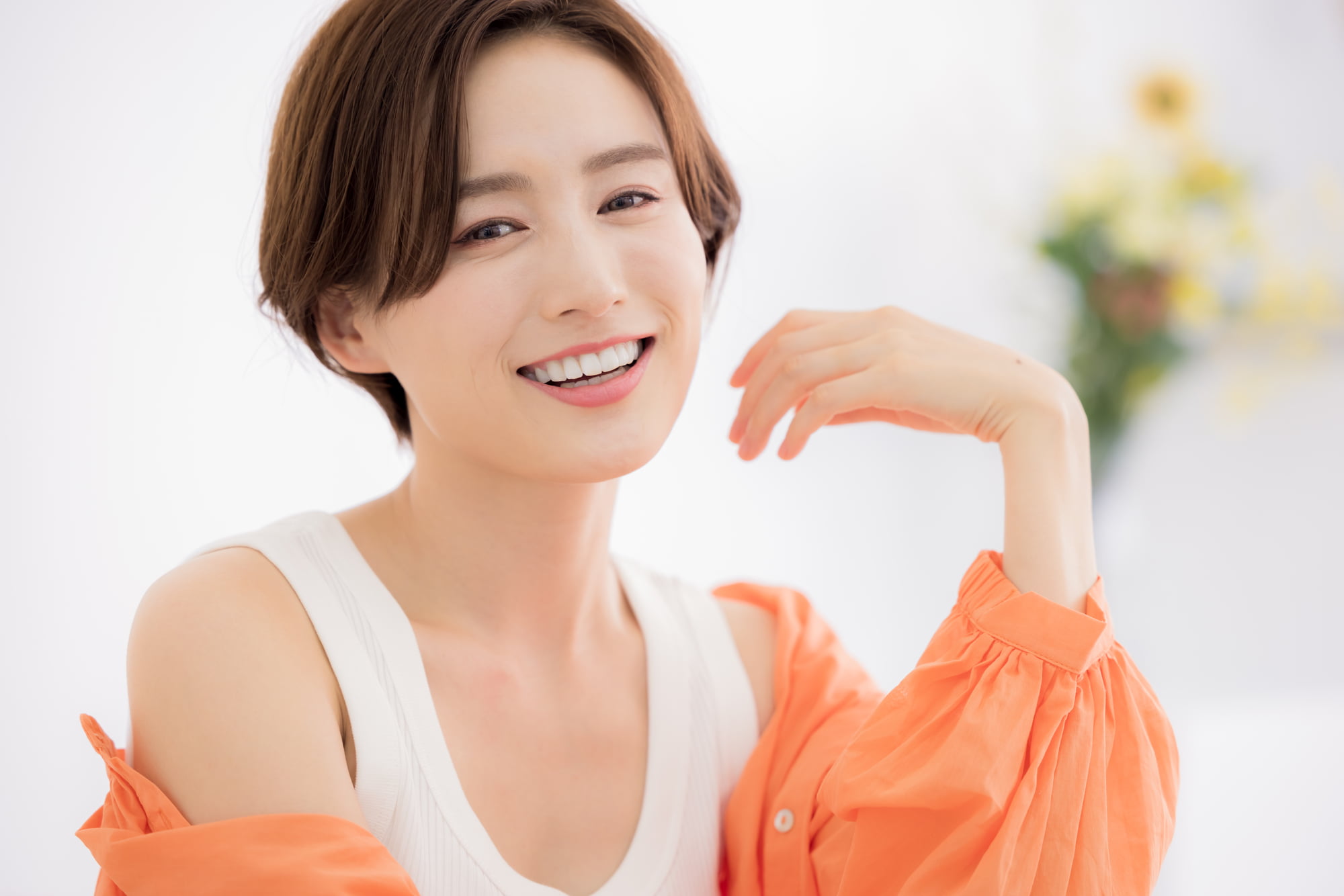 歯のクリーニングで美しい白い歯となった女性