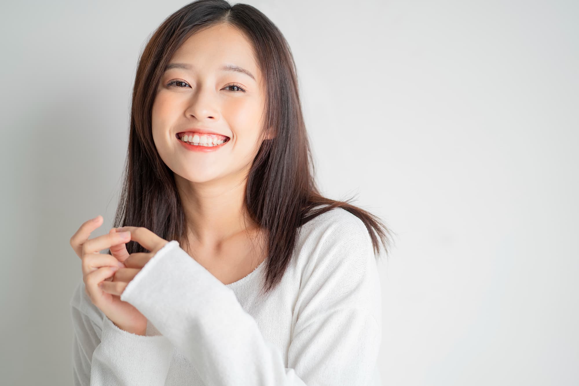 セラミック治療に満足して笑う女性