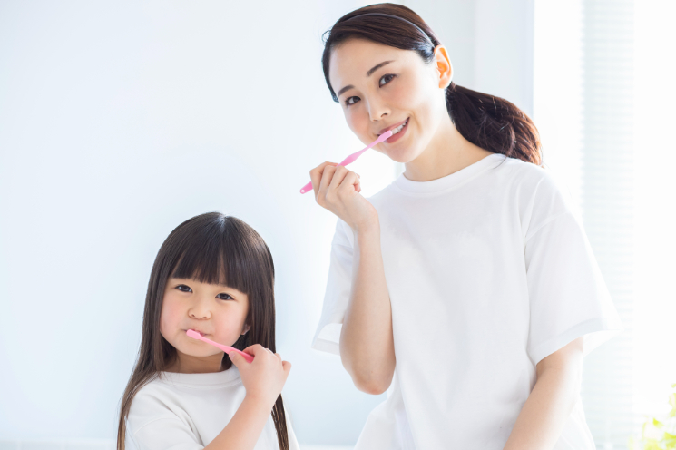 子どもの虫歯を予防するため歯磨きを習慣化する親子