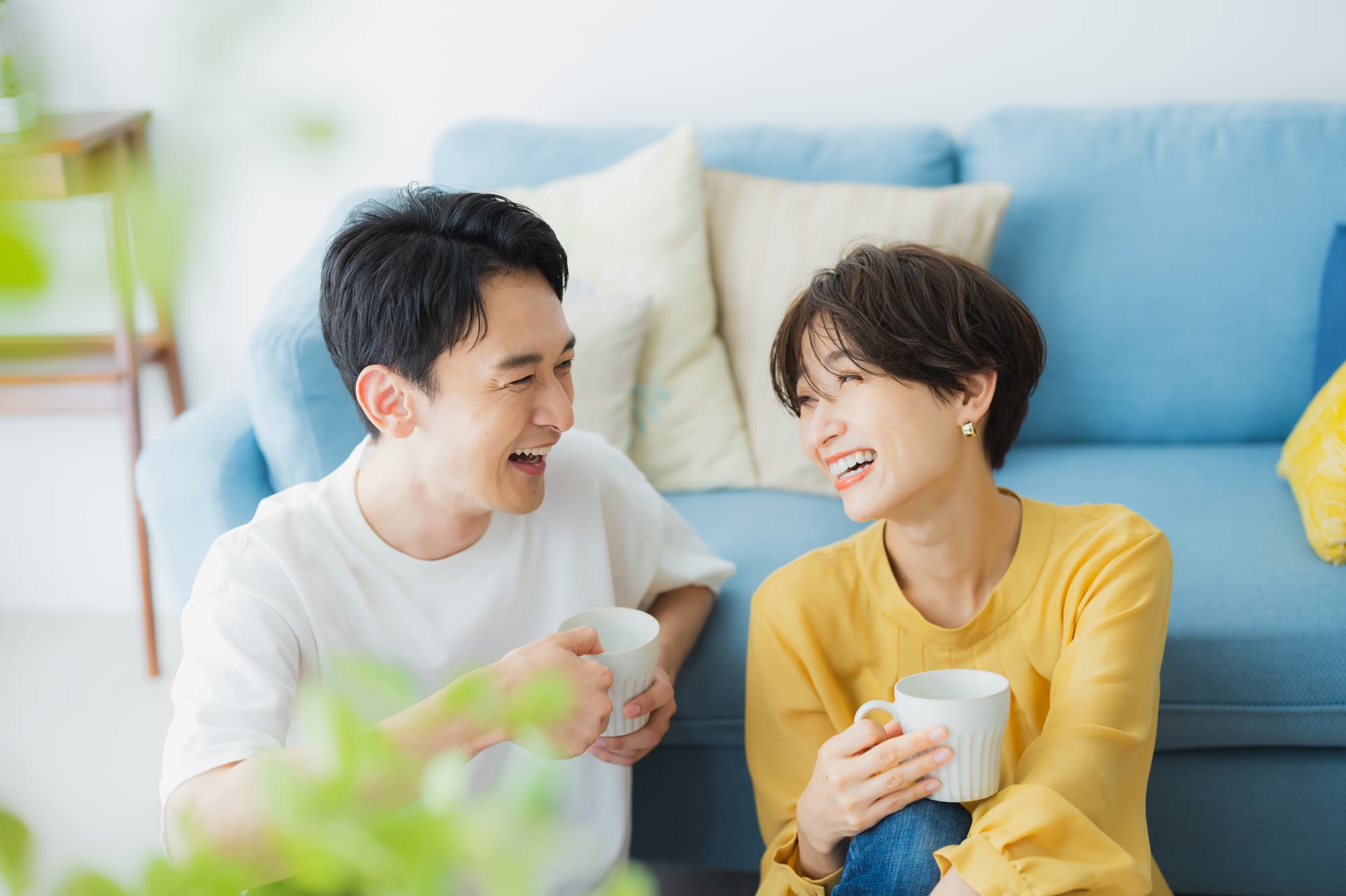 リビングで寛ぐ笑顔の夫婦