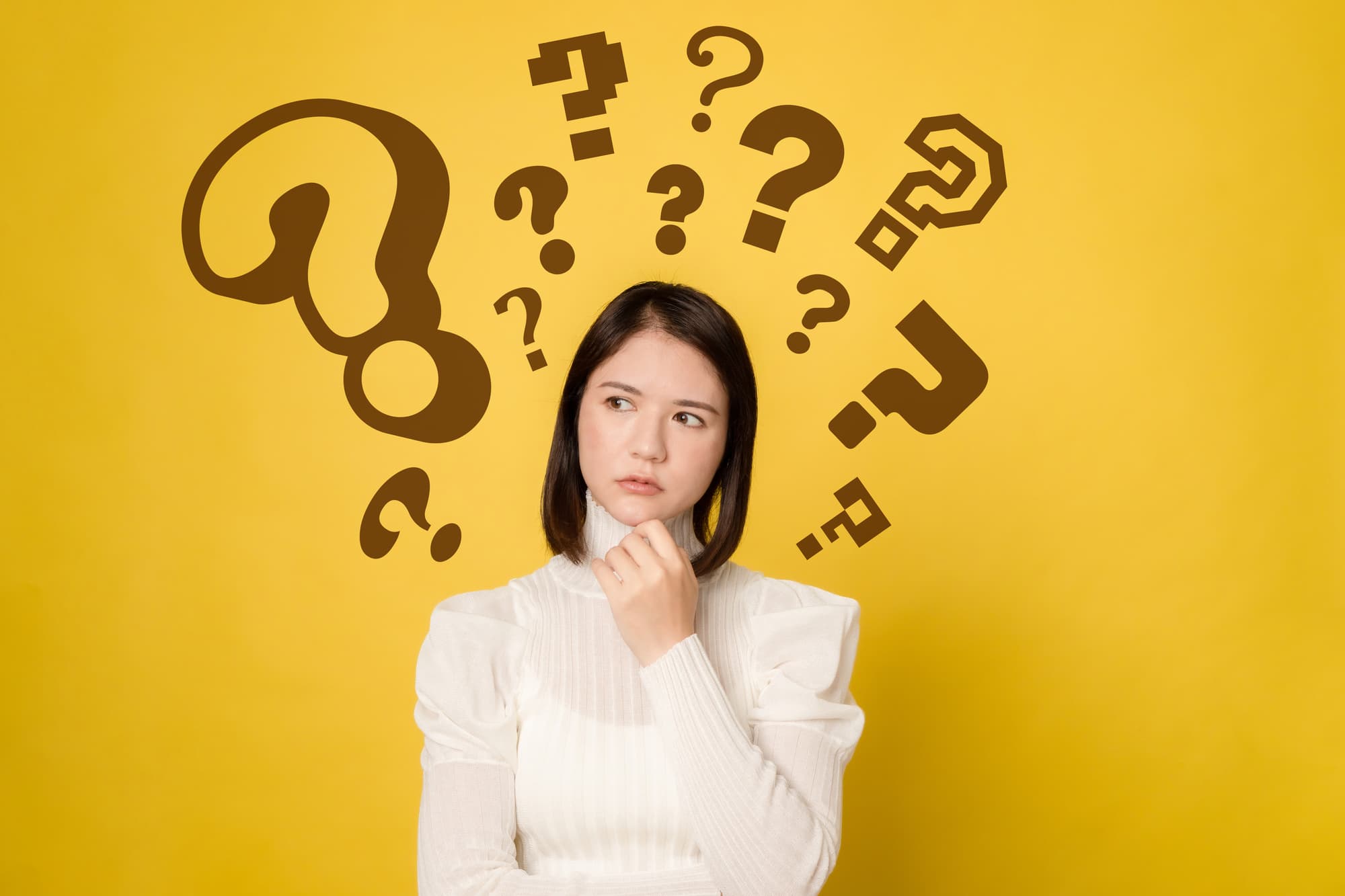 銀歯を白くするにはどうすればいいのか考える女性