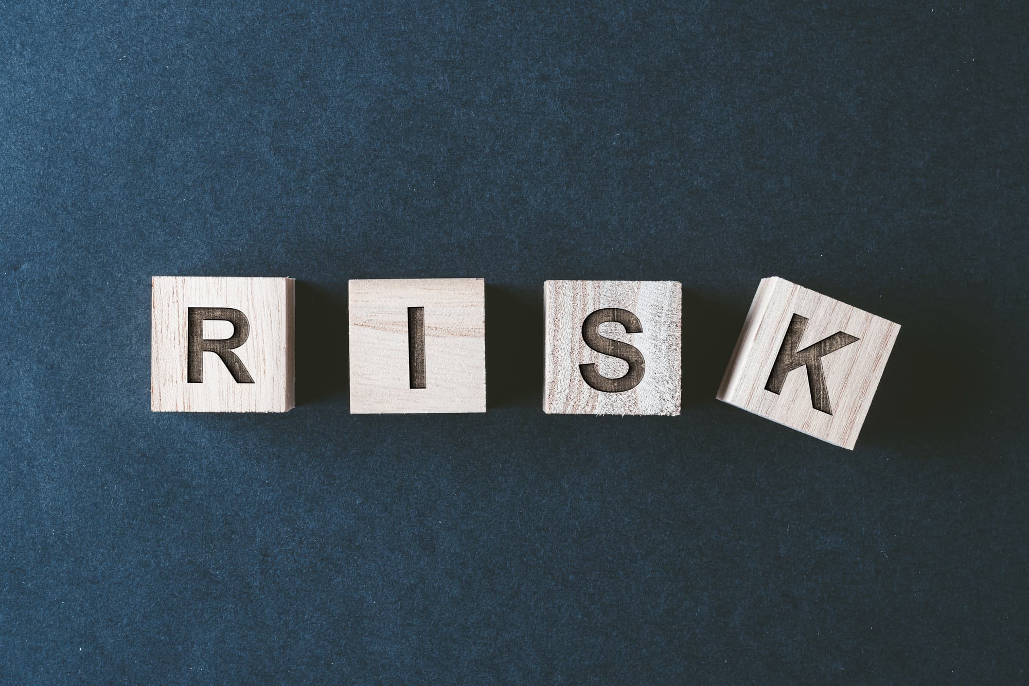 入れ歯が合わないまま使い続けるリスクのイメージ