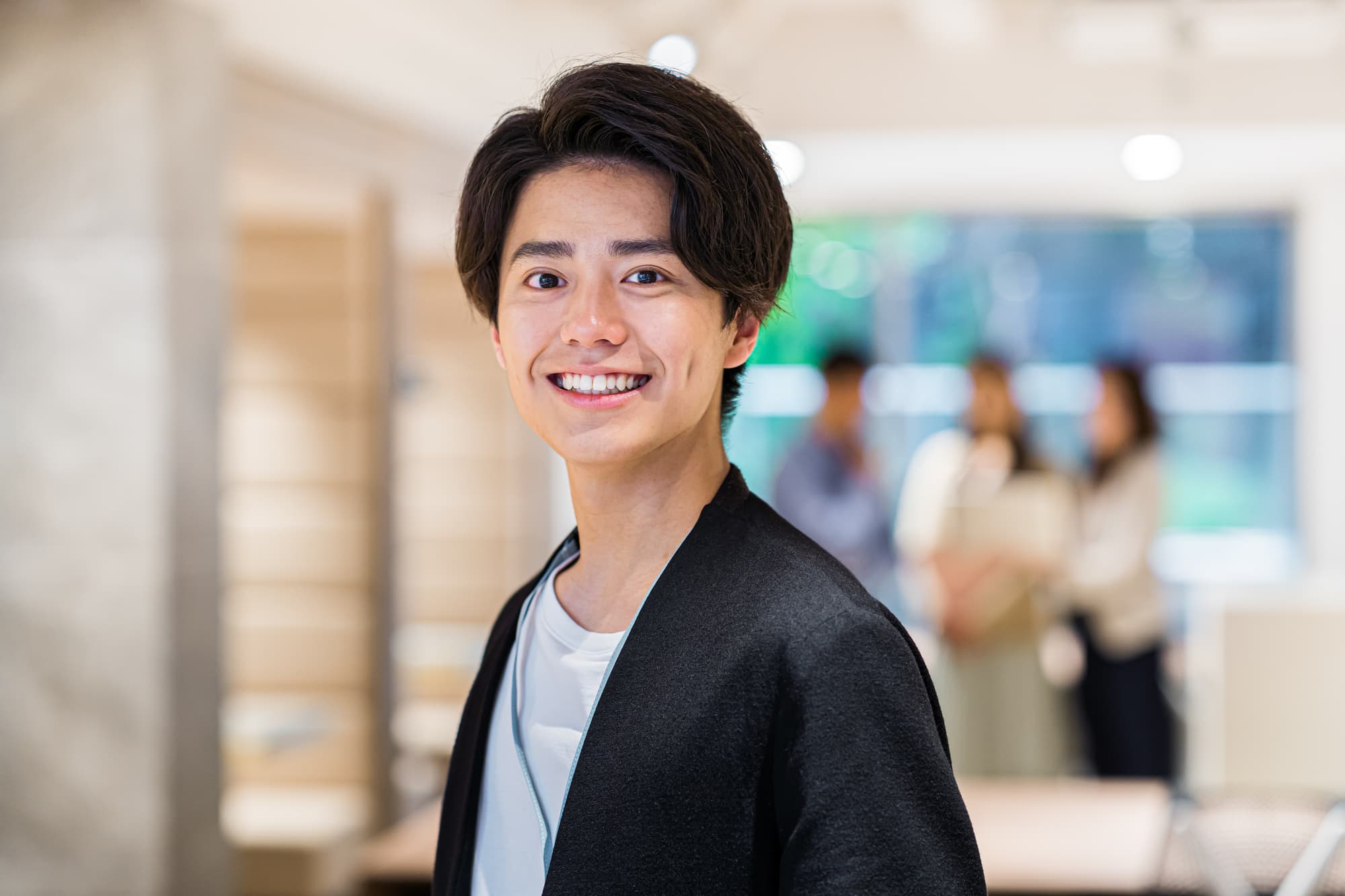 ブラッシング指導を受けた綺麗な歯で笑う男性