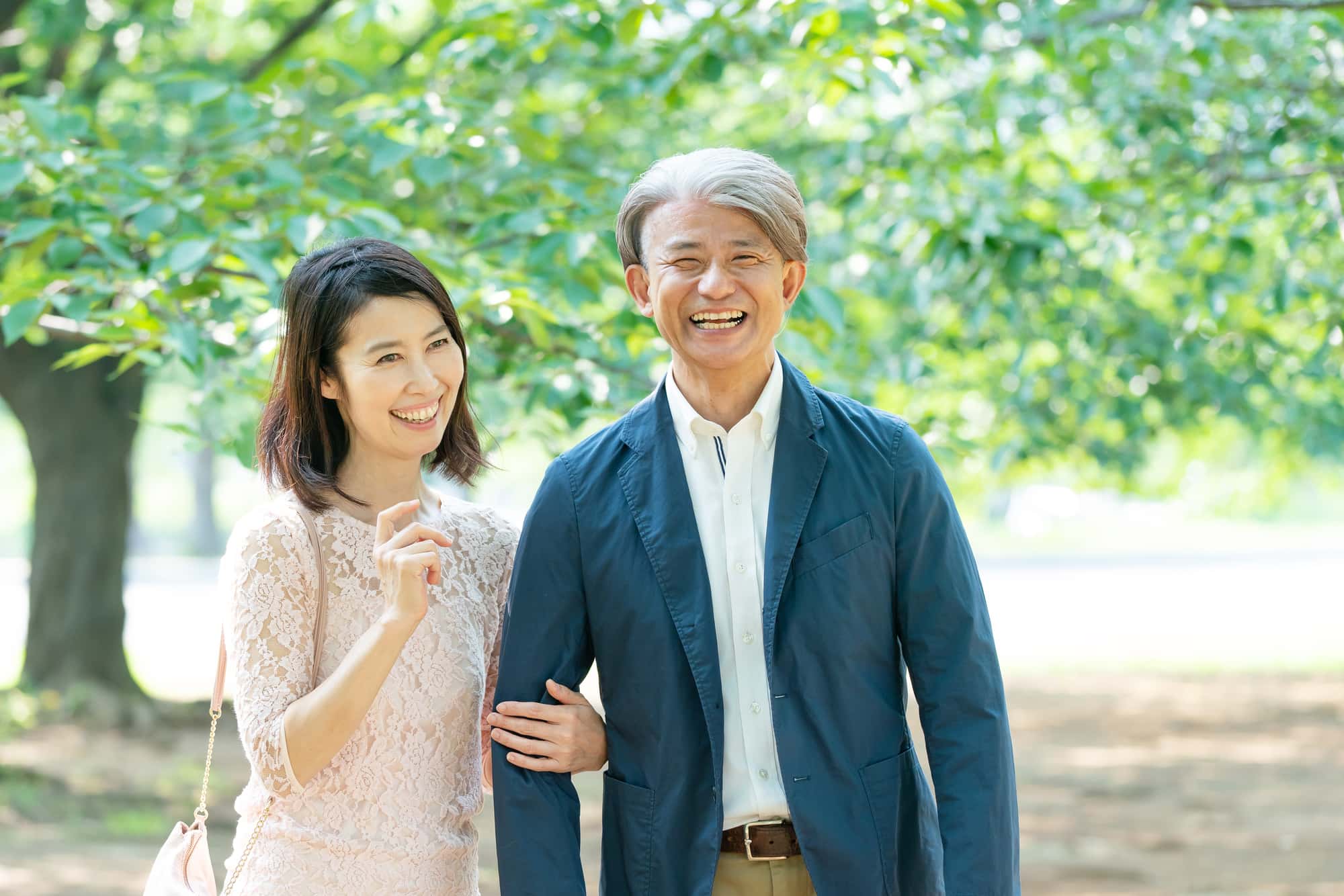 歯周組織再生療法を受けて健康な口内環境を取り戻して笑顔の男女