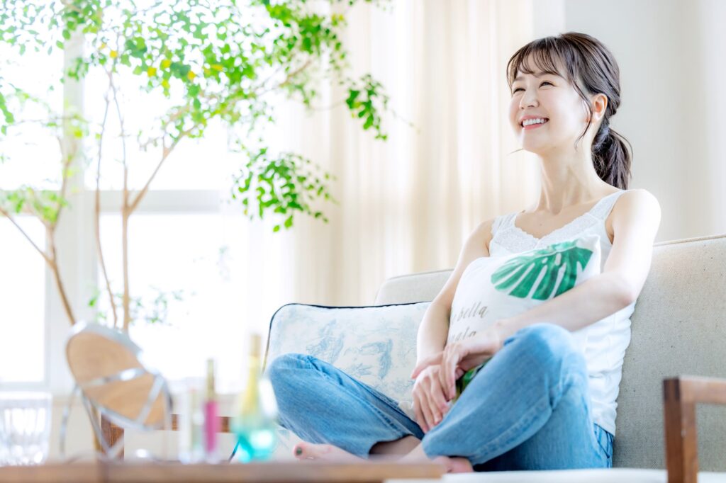 お家でのんびりリラックスする女性