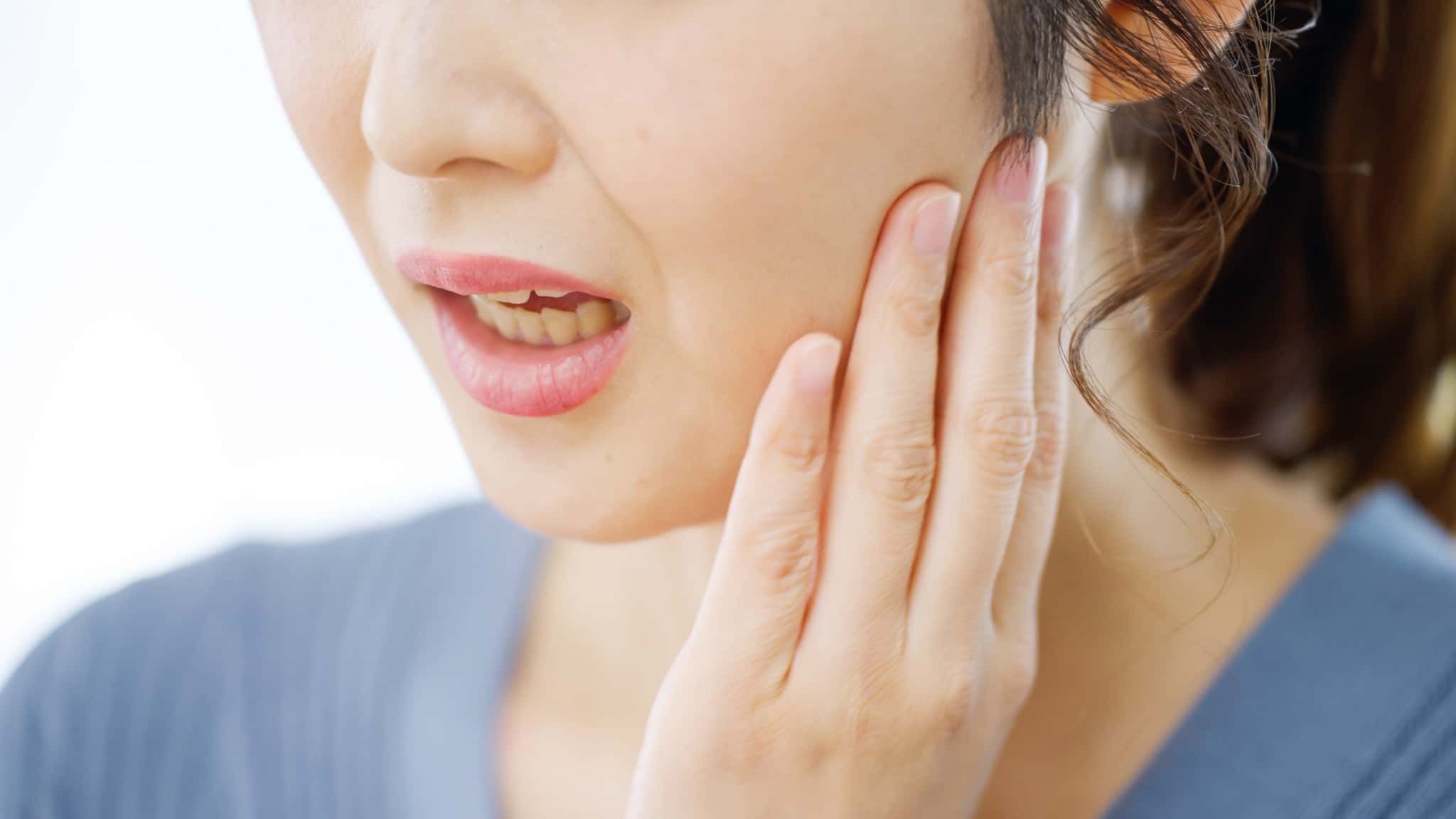 顎関節症で顎が痛むイメージ
