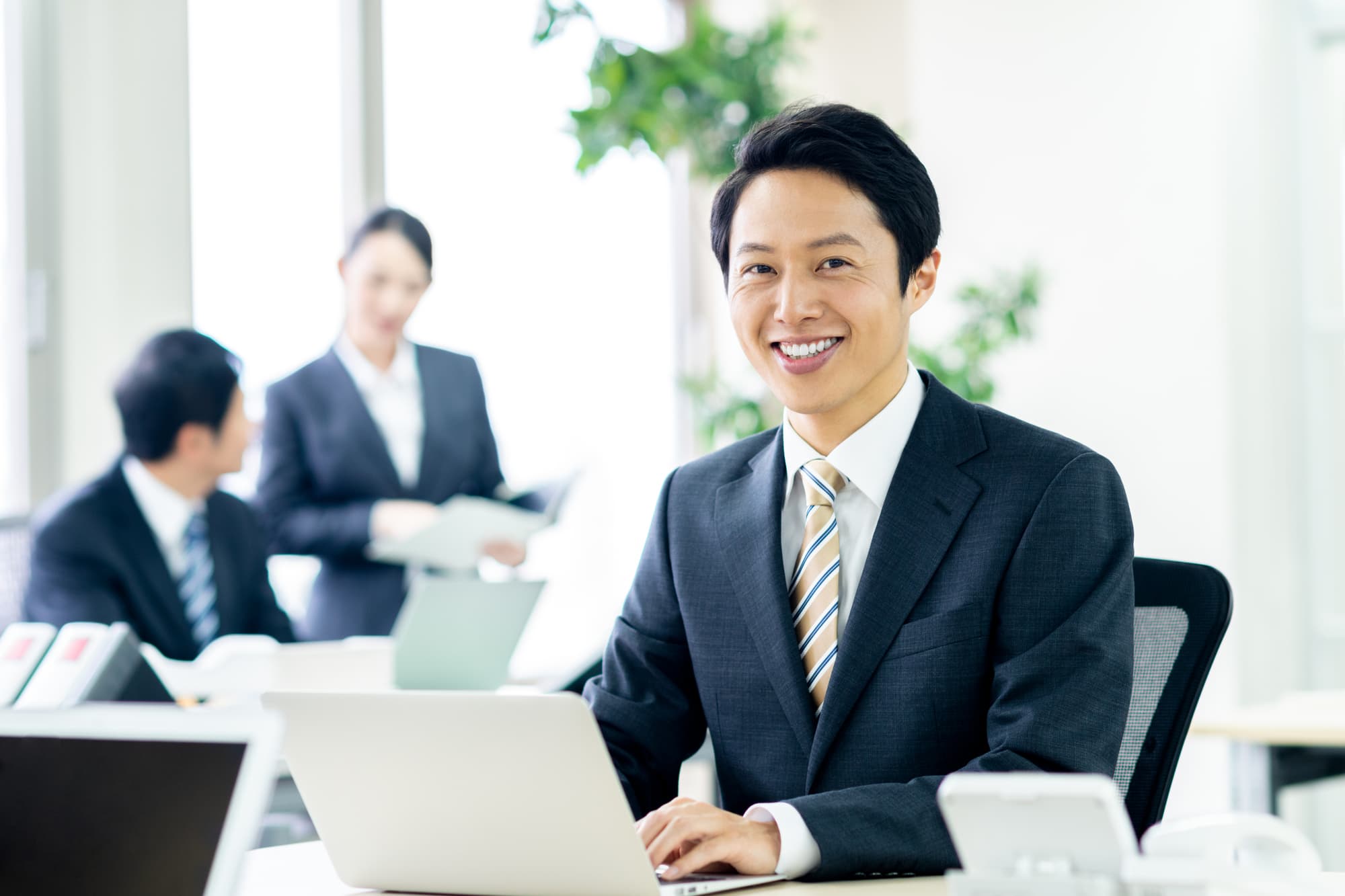 顎関節症を治療して笑顔で仕事に励む男性