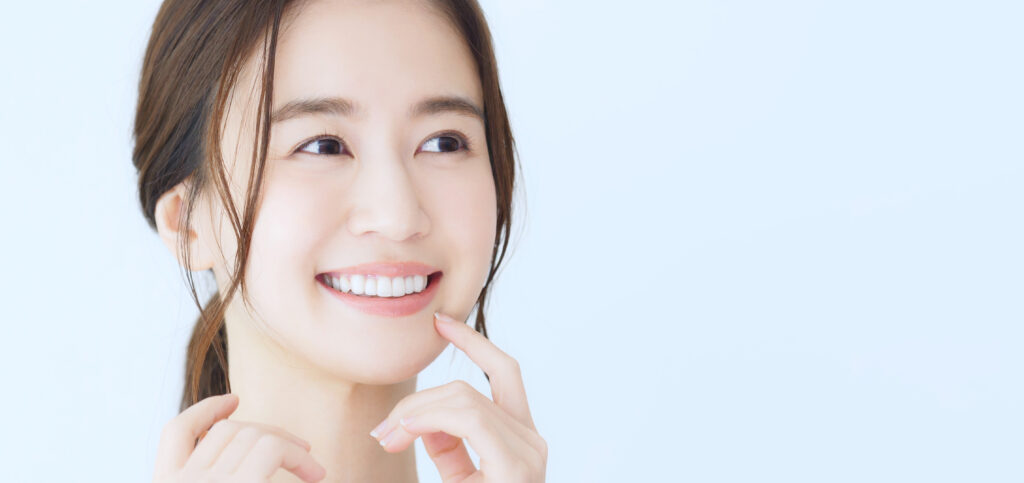 口元に手を添え微笑む女性