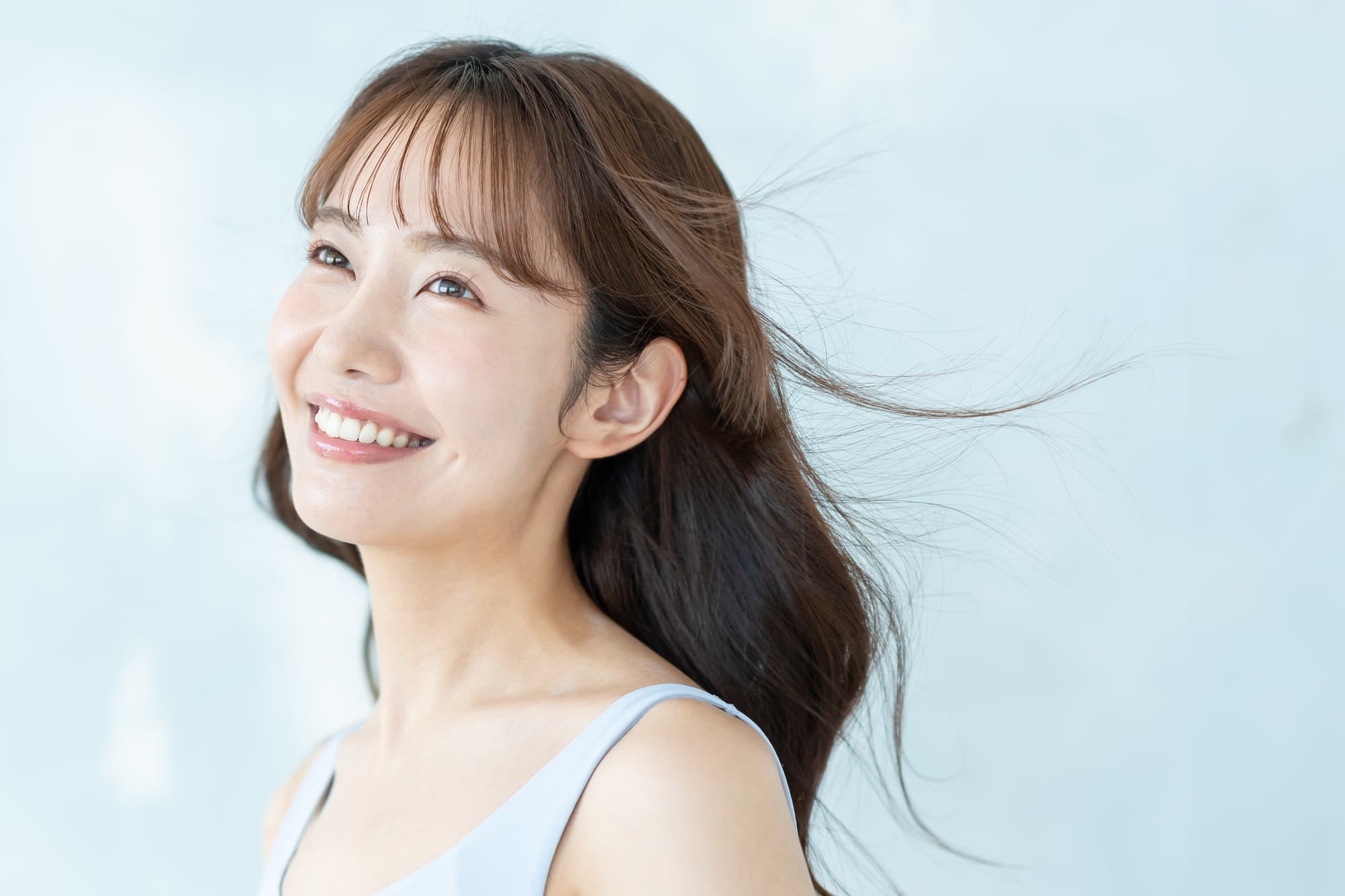 歯の矯正をして笑顔に自信が持てるようになった女性