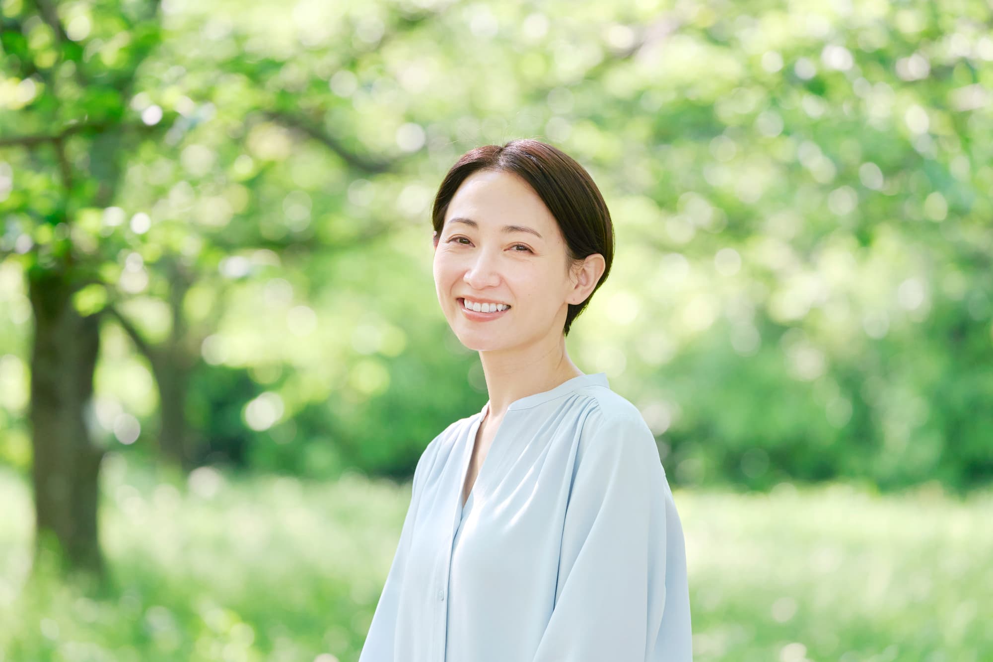 ホワイトニングをした白い歯で笑う女性