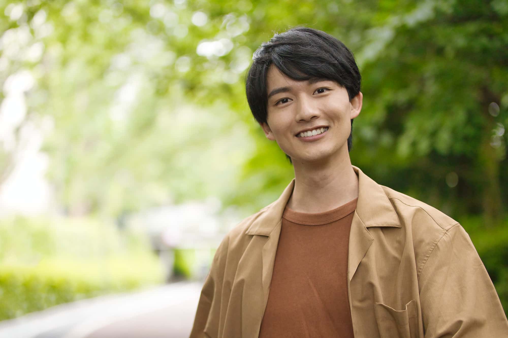 歯列矯正をした綺麗な歯並びで笑う男性