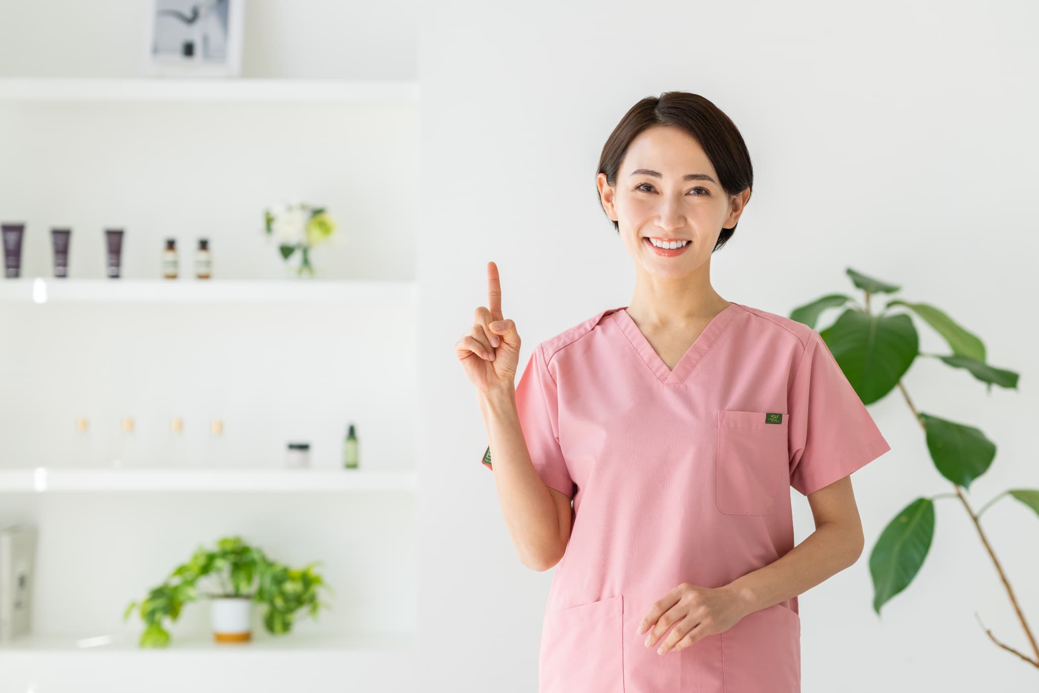 審美歯科について説明する歯科医師の女性