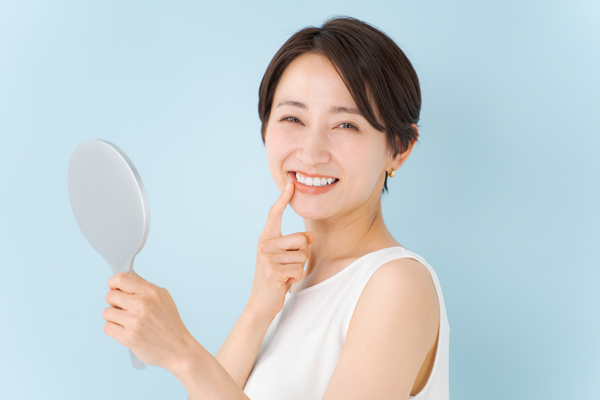 マウスピース矯正で叢生を治療し笑顔になる女性