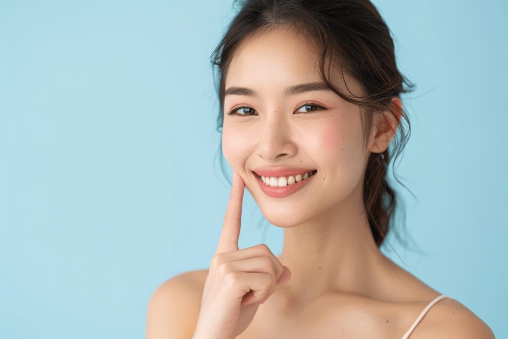 ブリッジ治療した歯を指さす女性