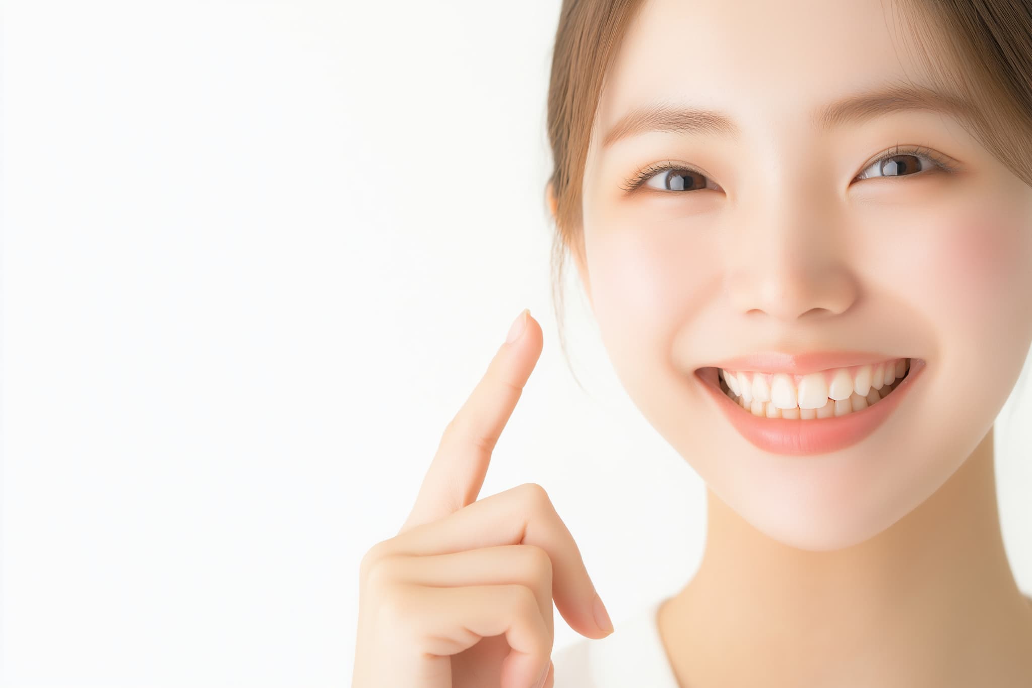 セラミックの歯を綺麗に維持する笑顔の女性