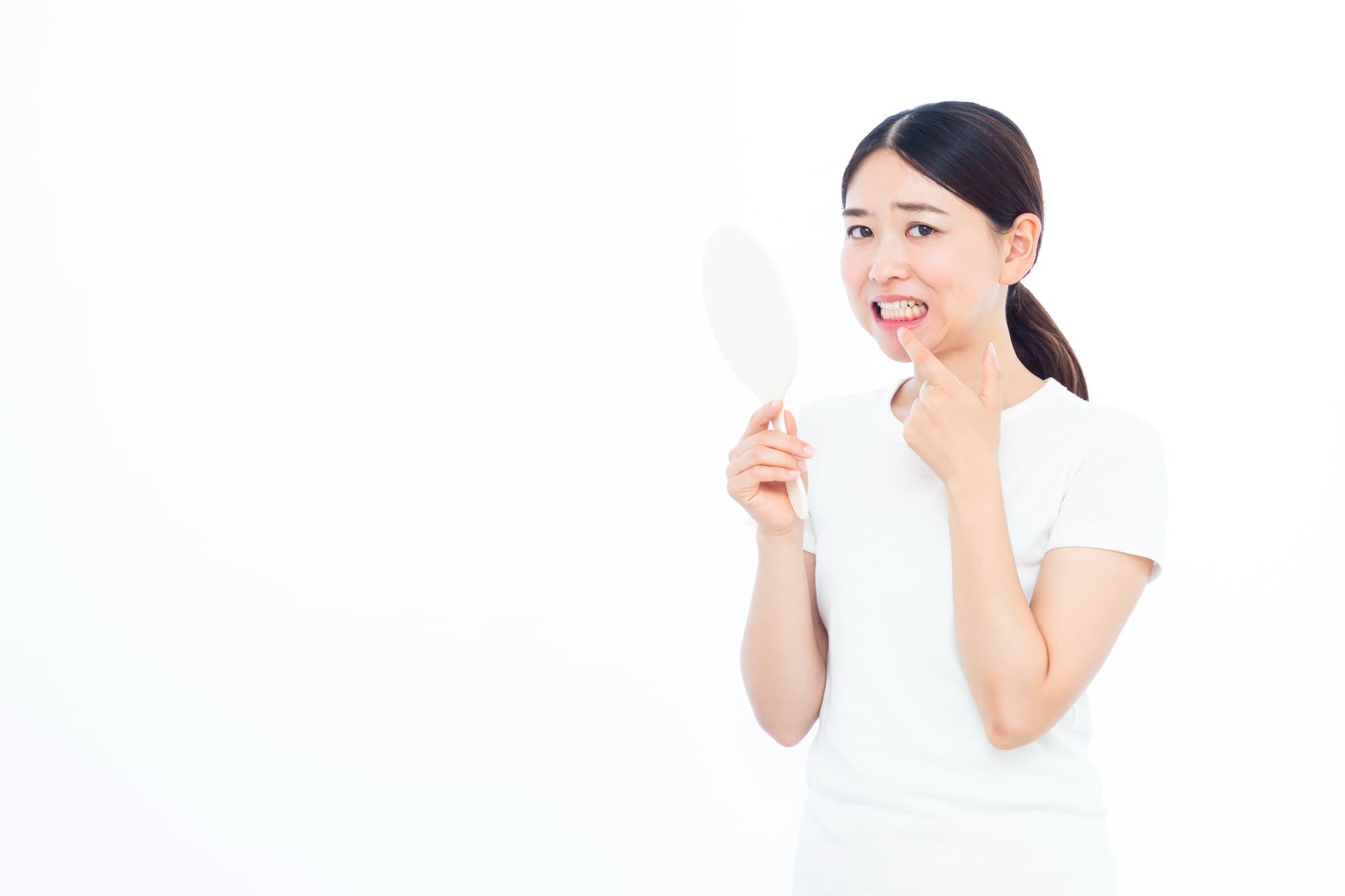 歯ぎしりでセラミックの歯が欠けていないか気にする女性