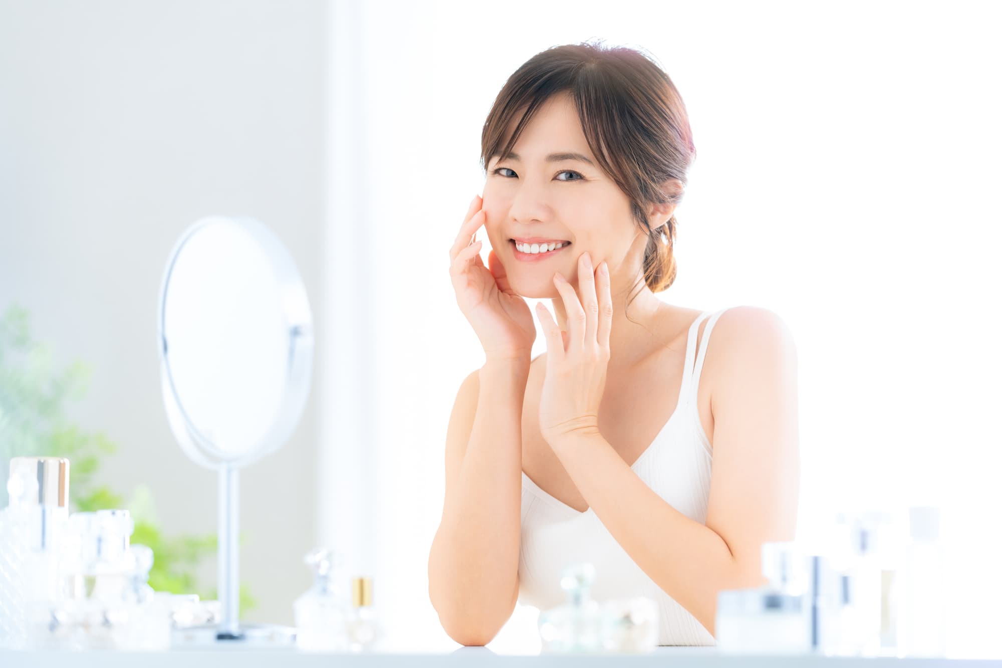 白い歯を維持する笑顔の女性