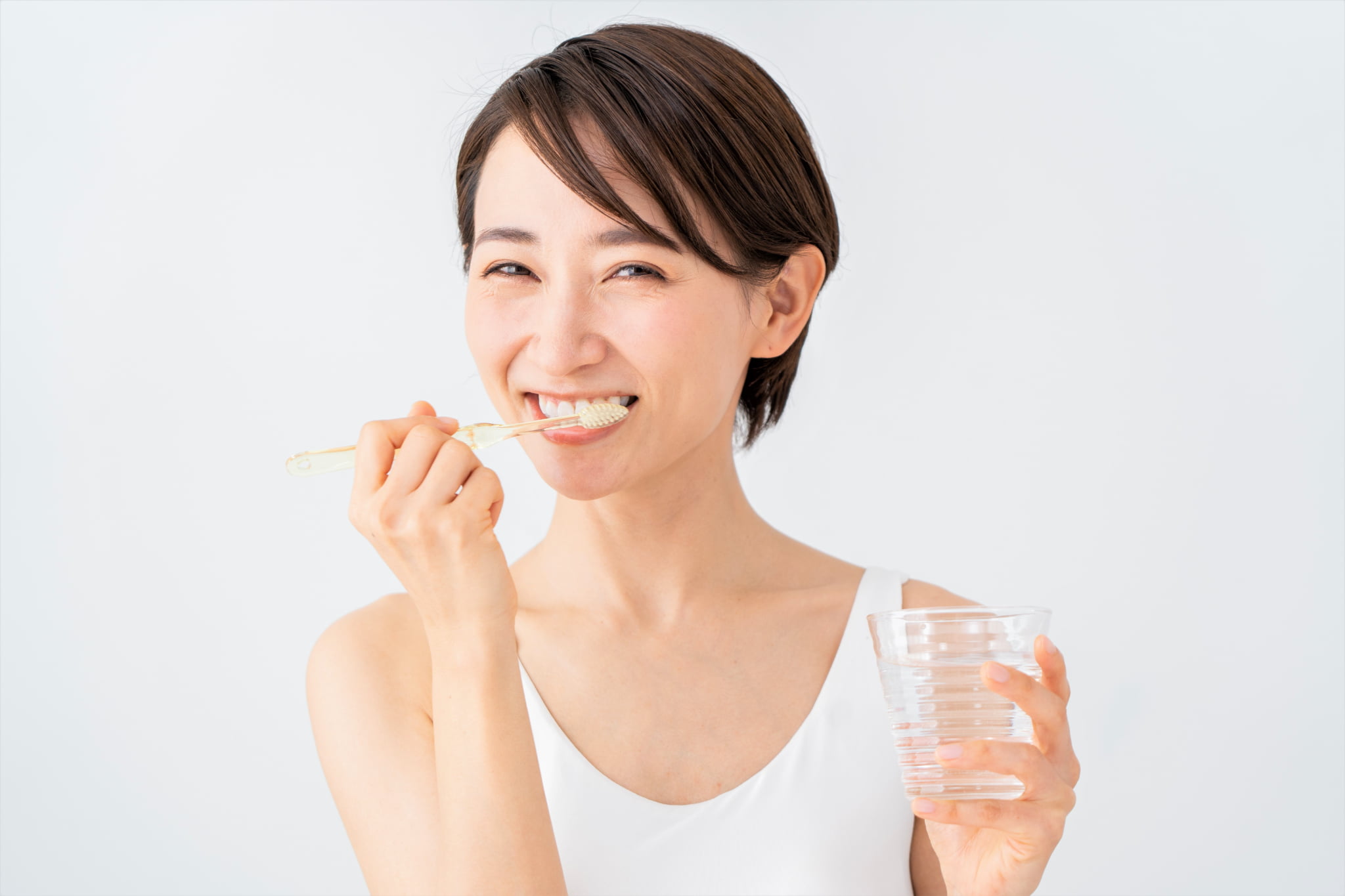 奥歯の虫歯を予防するため丁寧に歯磨きをする女性