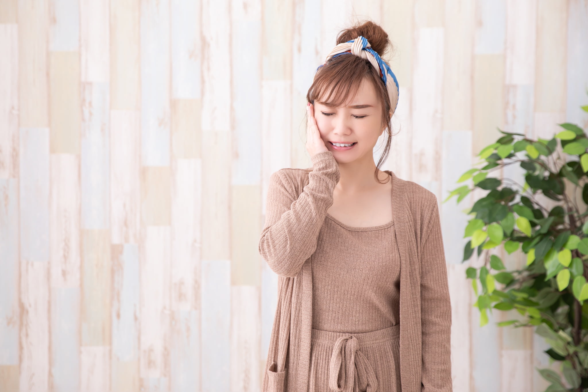 奥歯の虫歯が痛む女性